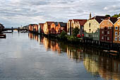 Trondheim Norvegia. Gli ultimi raggi di sole ci danno l'occasione di fotografare di nuovo i briggene sulla riva orientale della Nidelva. 